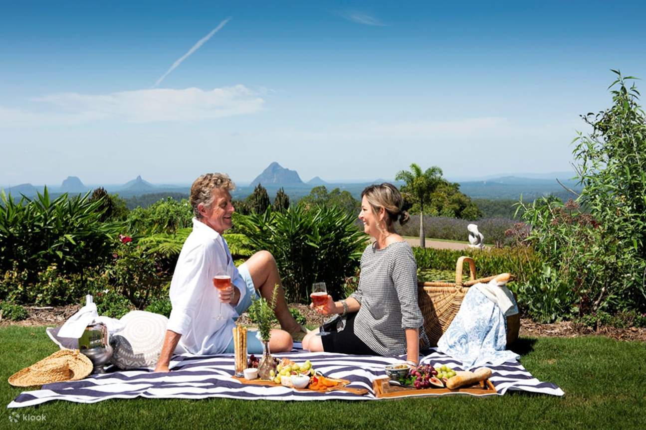 คู่รักกำลังปิกนิกกันในสวนพฤกษศาสตร์มาเลนี (Maleny Botanical Gardens)