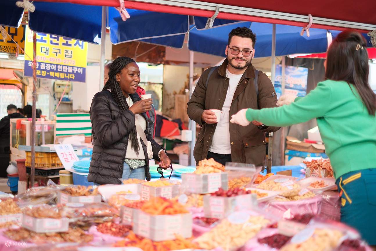 Ở Hàn Quốc, chúng tôi gói thịt trong rau diếp với tỏi, ssamjang (tương ớt) và một miếng kim chi — chúng tôi gọi đó là ‘ssam’