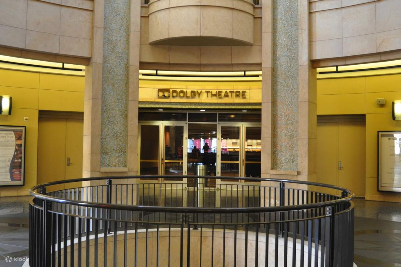 Пройдите через знаменитый вход в Dolby Theatre, где оживает голливудская магия