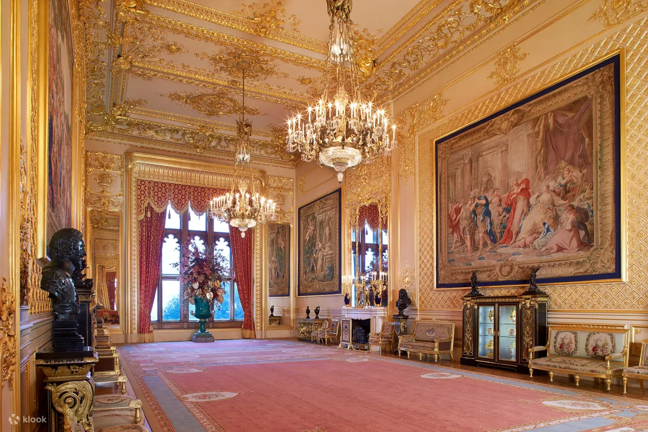 温莎城堡 (Windsor Castle) 是英国历代君主居住时间最长的城堡，尽显英国历史和皇室的雄伟壮丽。
