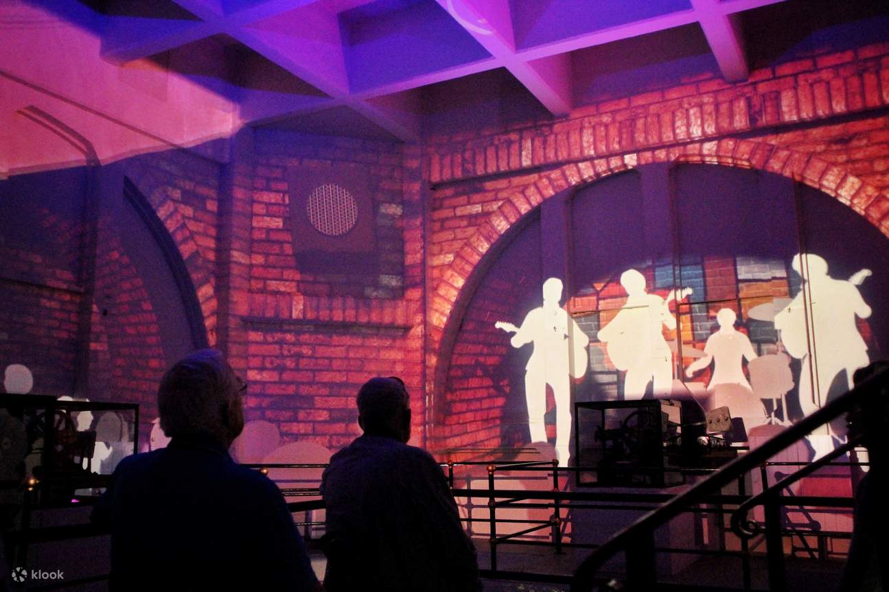 Profitez d'une expérience audiovisuelle captivante, plongeant dans les histoires fascinantes derrière ce monument emblématique.