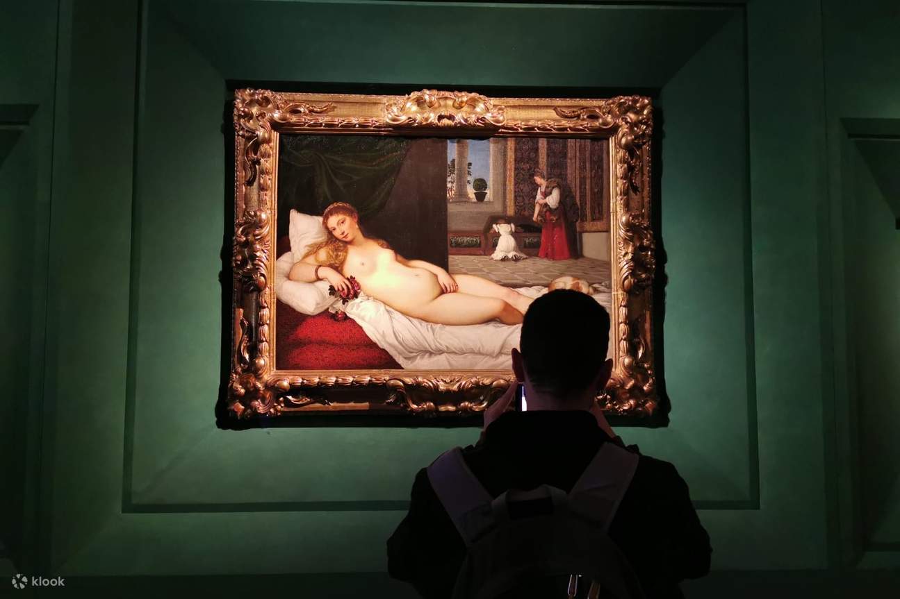 La Venus de Urbino de Tiziano, una obra maestra atemporal de belleza y elegancia.
