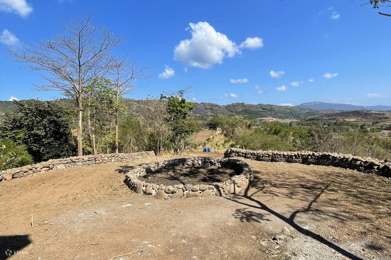Allestimento falò in uno spazio aperto