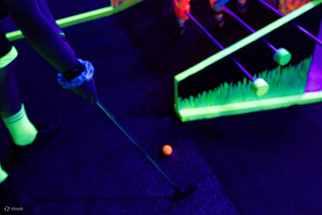 Aventure de minigolf en lumière noire