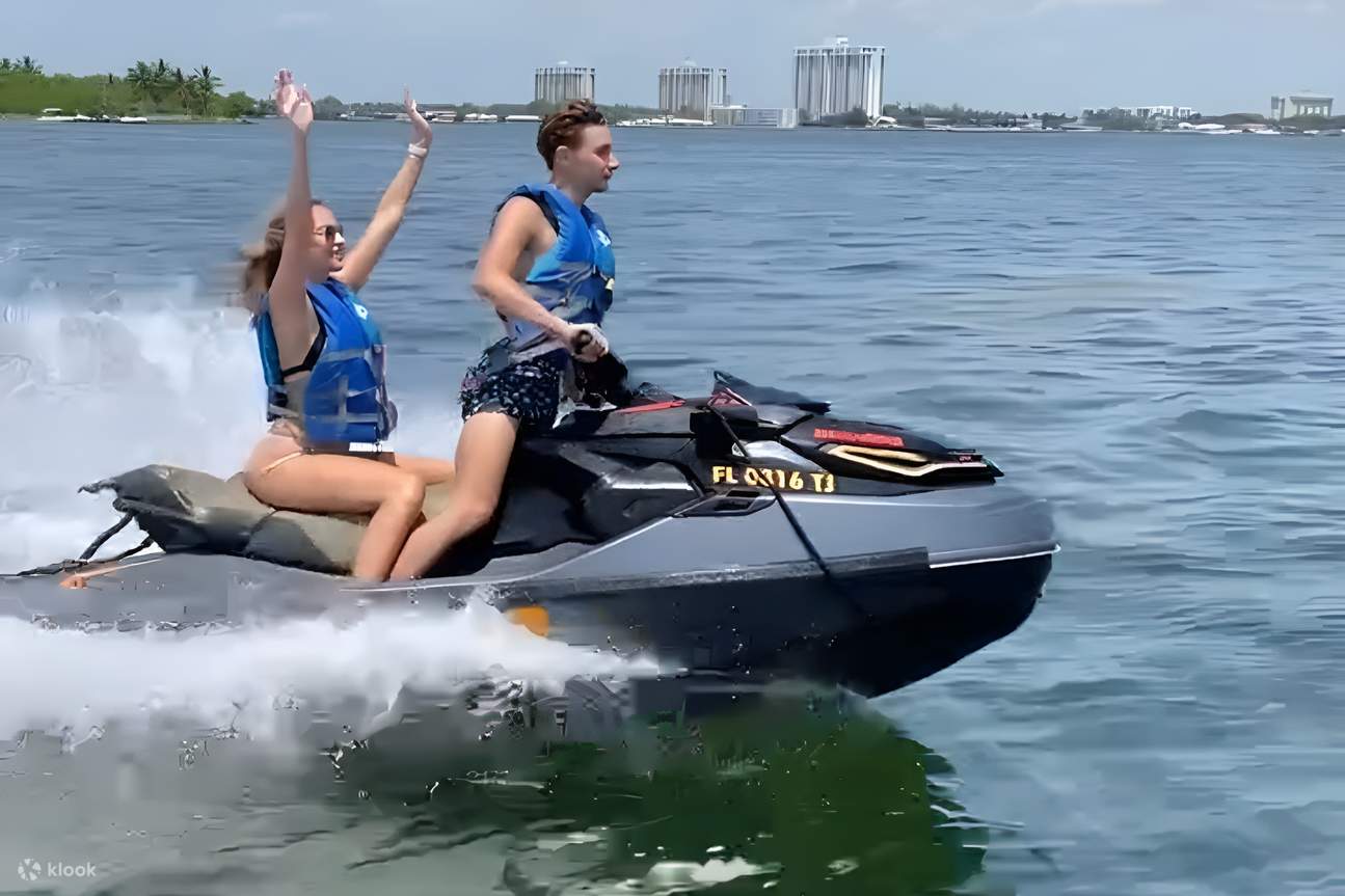 在比斯坎灣 (Biscayne Bay) 的美麗水域上，於指定區域內盡情享受一小時的自由騎乘