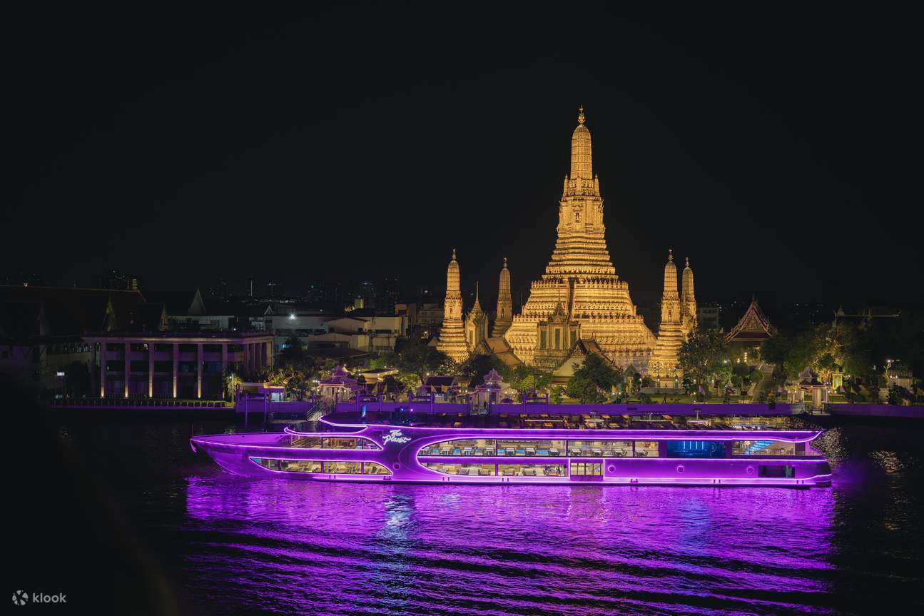沿着湄南河航行，游客们欣赏着郑王庙等灯火通明的寺庙迷人的夜景。精致的餐饮、轻柔的音乐和闪烁的城市灯光，豪华游轮在曼谷市中心提供了一个神奇的夜晚。