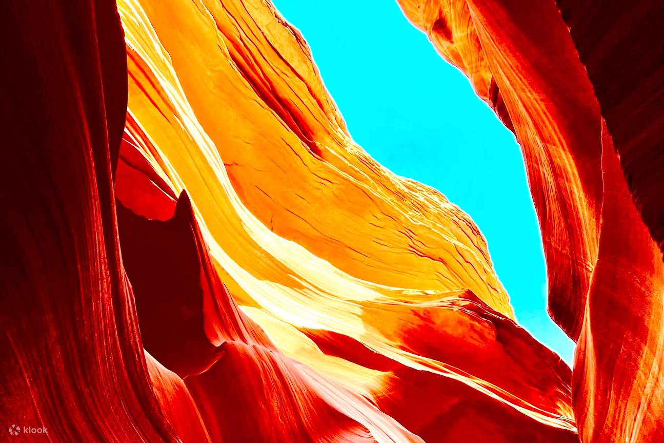 Cahaya matahari menyingkap corak yang menakjubkan, mengubah ngarai menjadi kanvas yang hidup