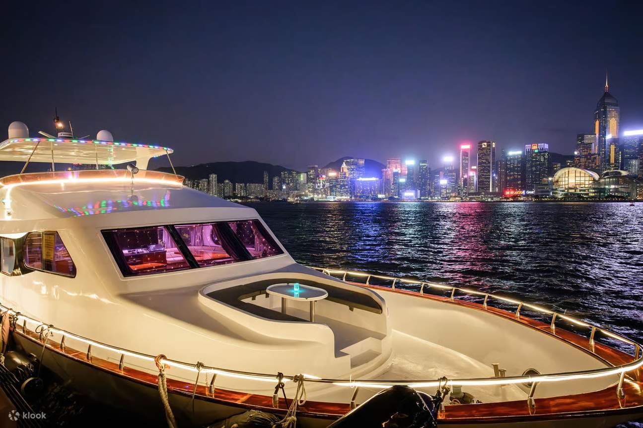 香港星光夜游 西式豪华游艇畅游维多利亚港 (含无限小食饮品＋维港摄影)