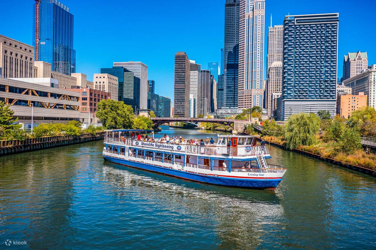 ล่องเรือไปตามแม่น้ำชิคาโก (Chicago River) และชื่นชมสถาปัตยกรรมอันเป็นเอกลักษณ์ในการทัวร์ชมทัศนียภาพที่สวยงามนี้