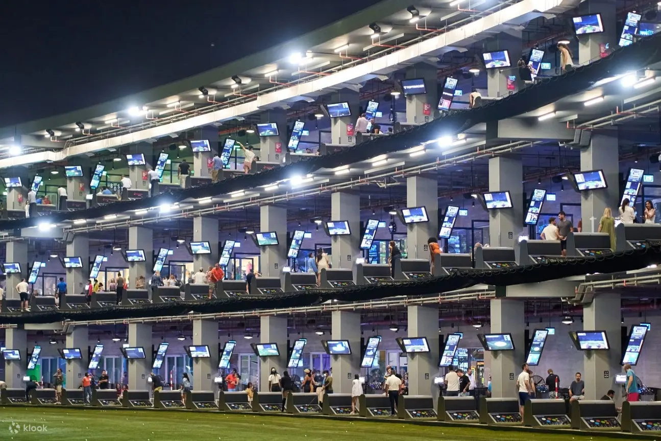 在 Topgolf Dubai 与高尔夫球手一起打球
