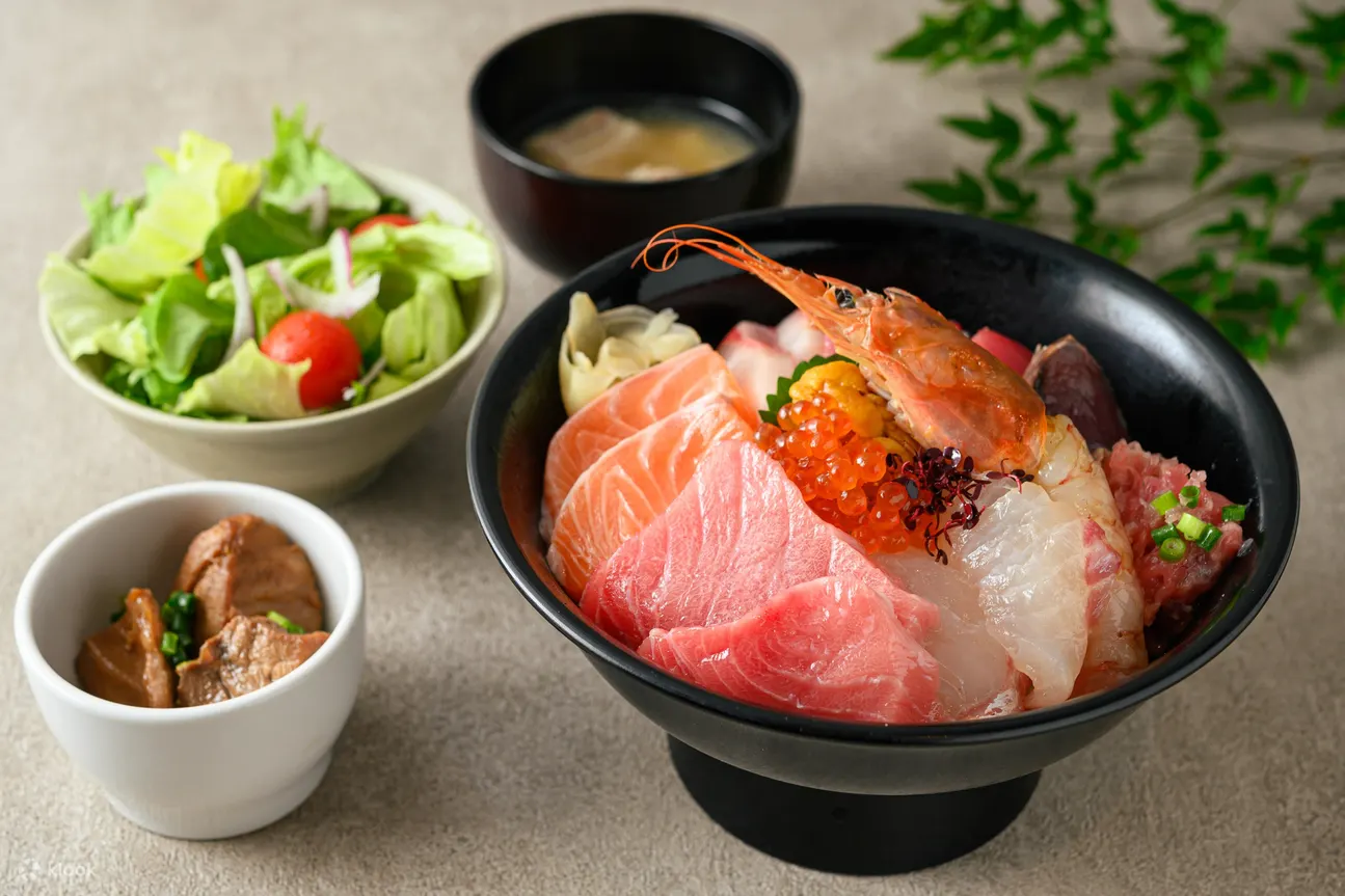 东京海鲜自助餐厅-Iroha，餐食及金枪鱼切片表演