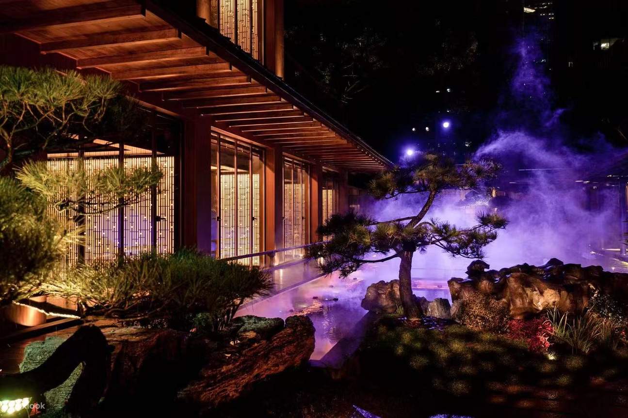 Il Shanghai Palace Banquet è come un paradiso in una città frenetica. Appena entrati, vi sembrerà di aver viaggiato nel tempo e nello spazio, ritrovandovi in un palazzo di migliaia di anni fa. Dalla porta al cortile, alla sala e alle sale priv