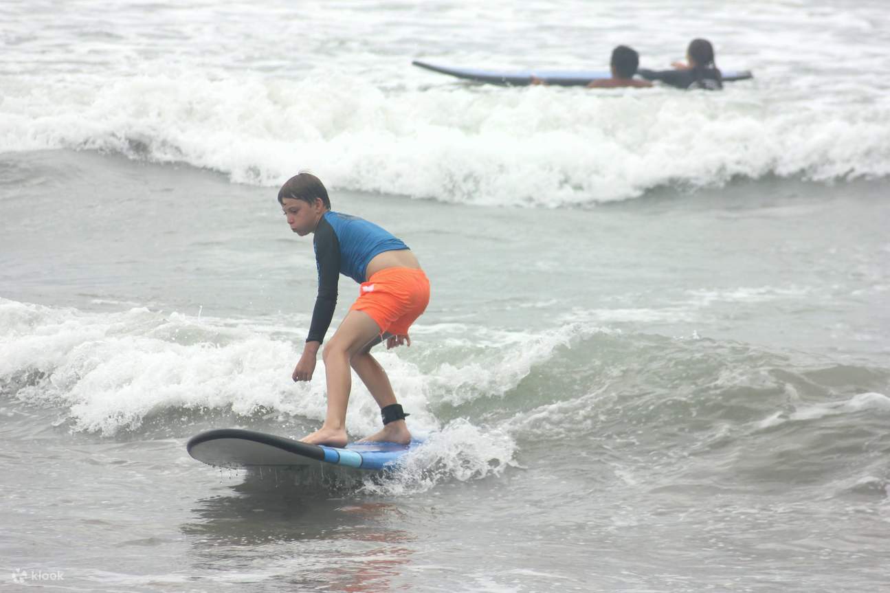Surfunterricht am Legian Beach von 7Surf Bali