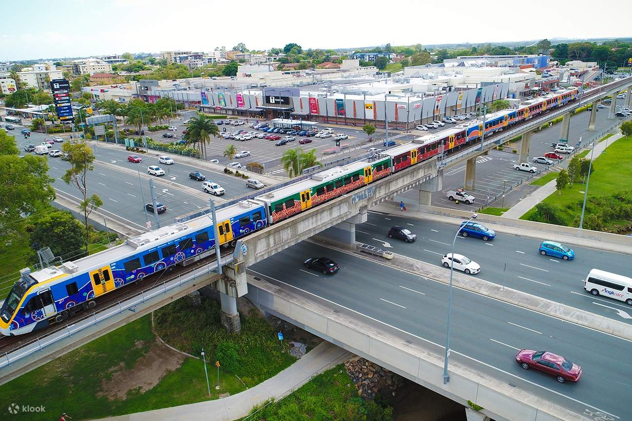 Eine stark befahrene Straße überqueren
