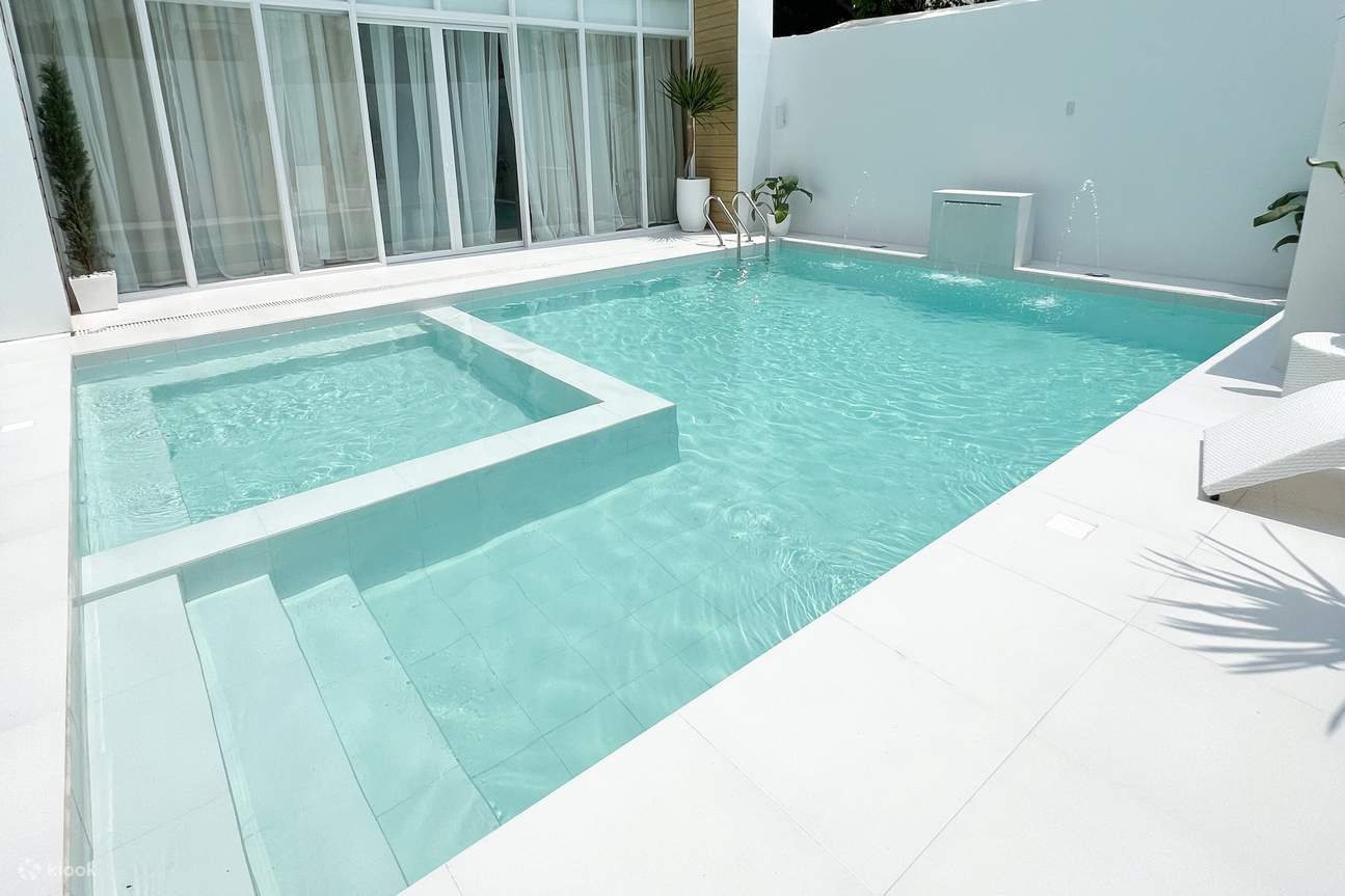 Una piscina bianca riempita con acqua turchese