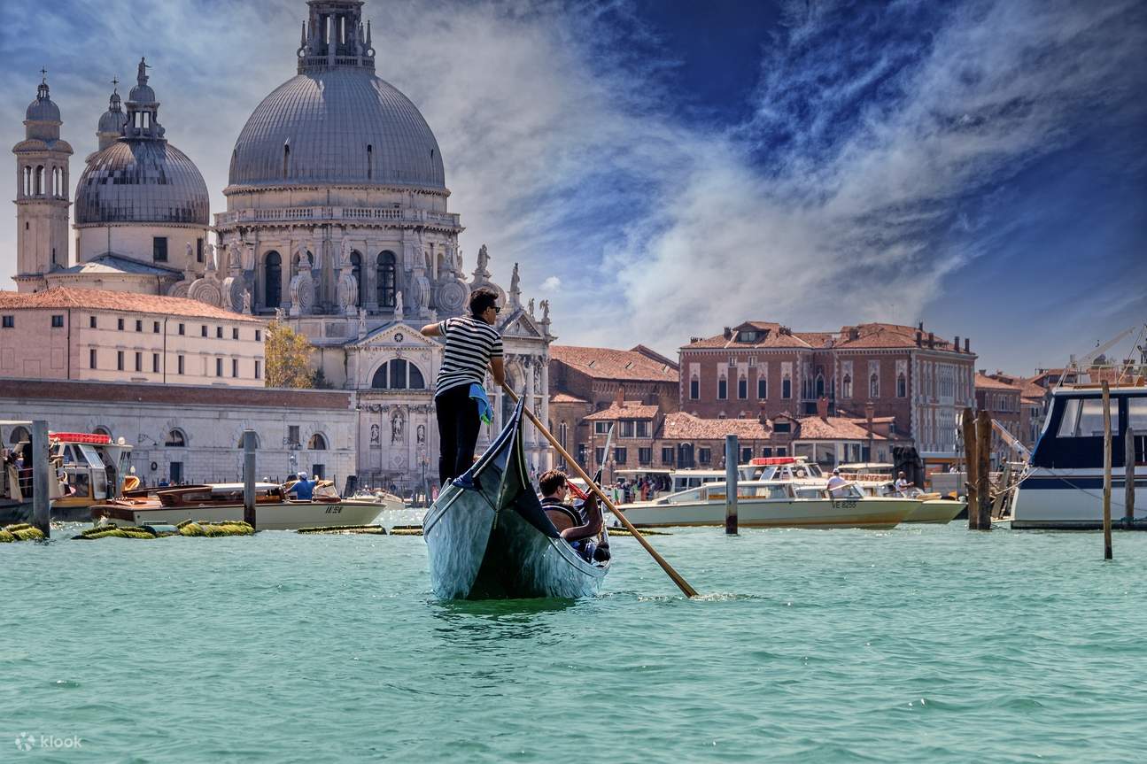 Eine Gondel gleitet anmutig in der Abenddämmerung den bezaubernden Canal Grande entlang