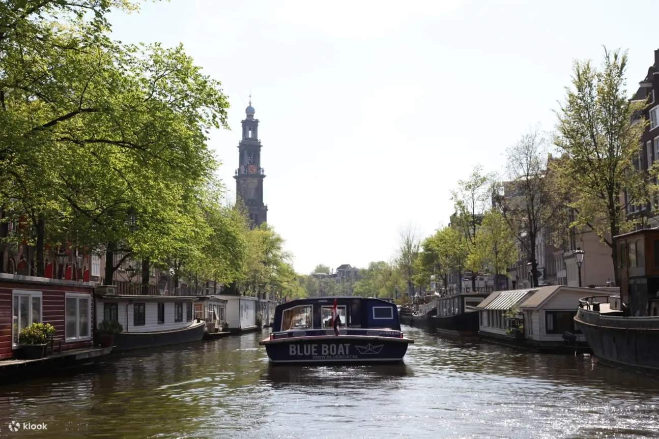 Rasakan sejarah Amsterdam yang kaya melalui lensa Blue Boat Canal Cruise