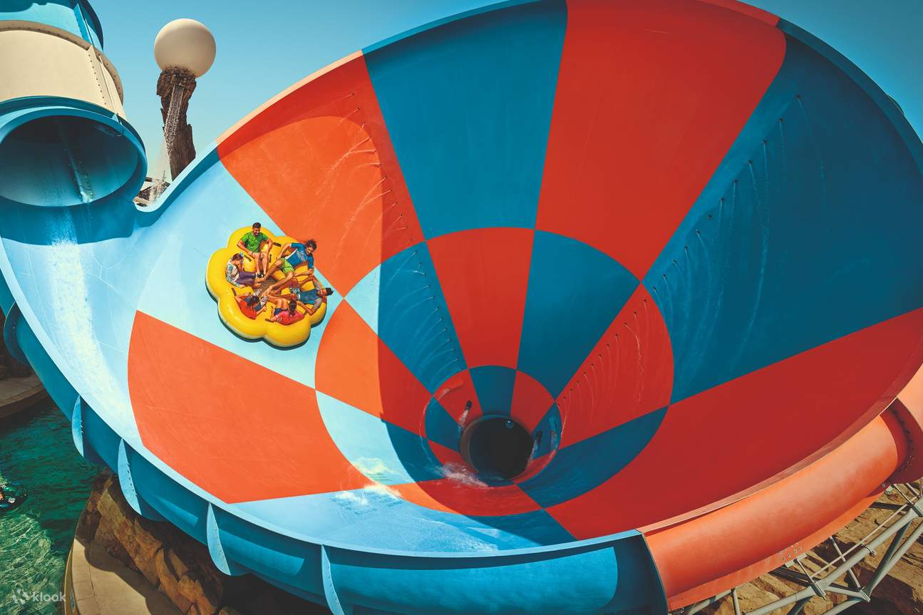 turistas en grupo en los toboganes acuáticos de Yas Waterworld