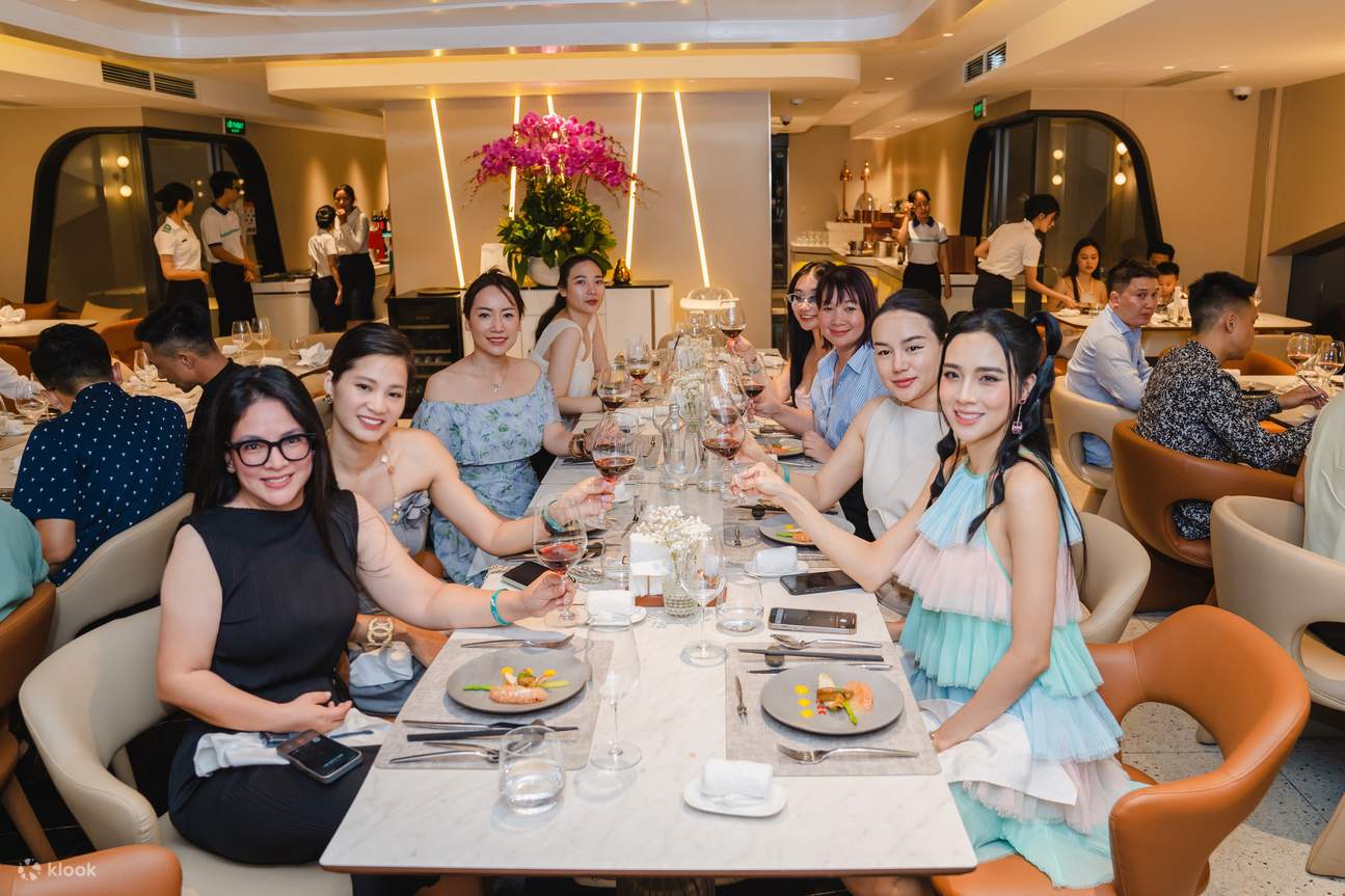 Experiencia de Cena al Atardecer en la Bahía de Ha Long en el Yate Saquila