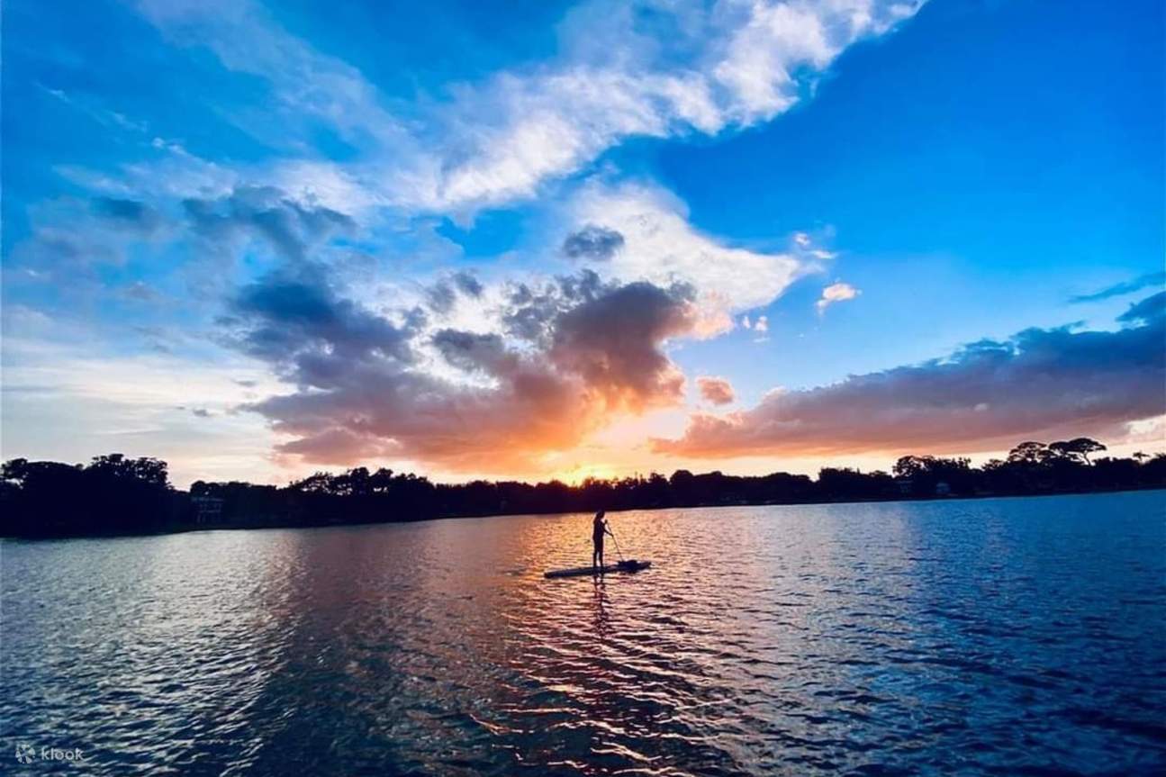 Chèo ván đứng ngắm hoàng hôn mang đến sự yên bình vào cuối một ngày bận rộn