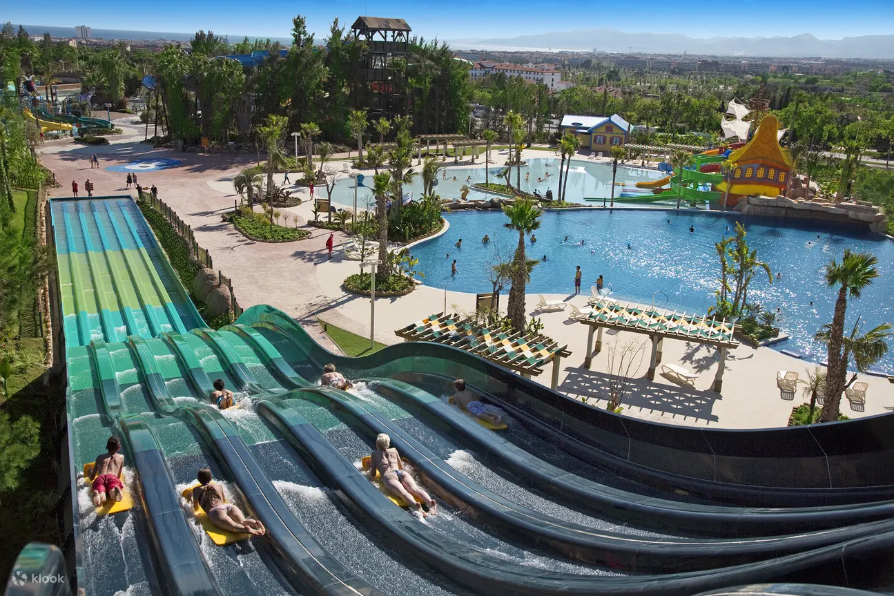 PortAventura Caribe 水上公园不同颜色滑梯的鸟瞰图