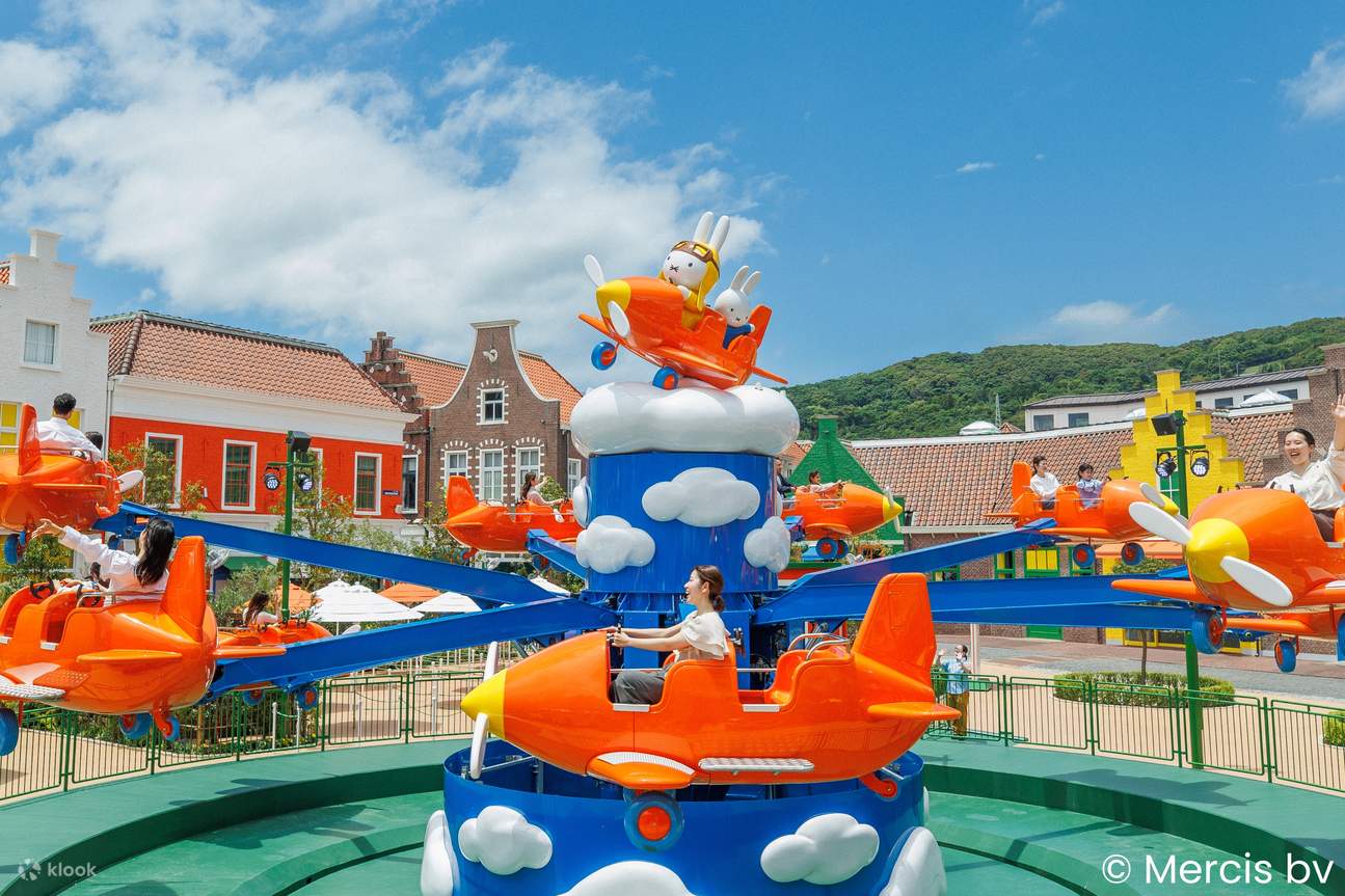 [Uncle Pilot's] With the joystick in hand, go on a thrilling adventure in the sky, viewing the European cityscape