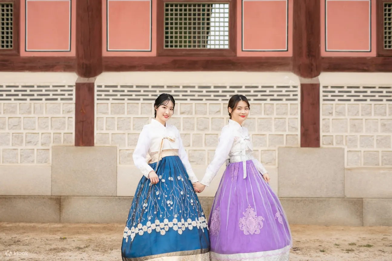 hai cô gái mặc hanbok