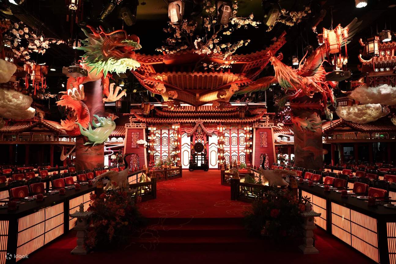 見上げると、屋根は楚漢の宮殿のドーム状の形を再現しており、複雑な金色の雲の模様がドームの弧に沿って広がり、暖かい黄色の宮灯に照らされて輝いています。