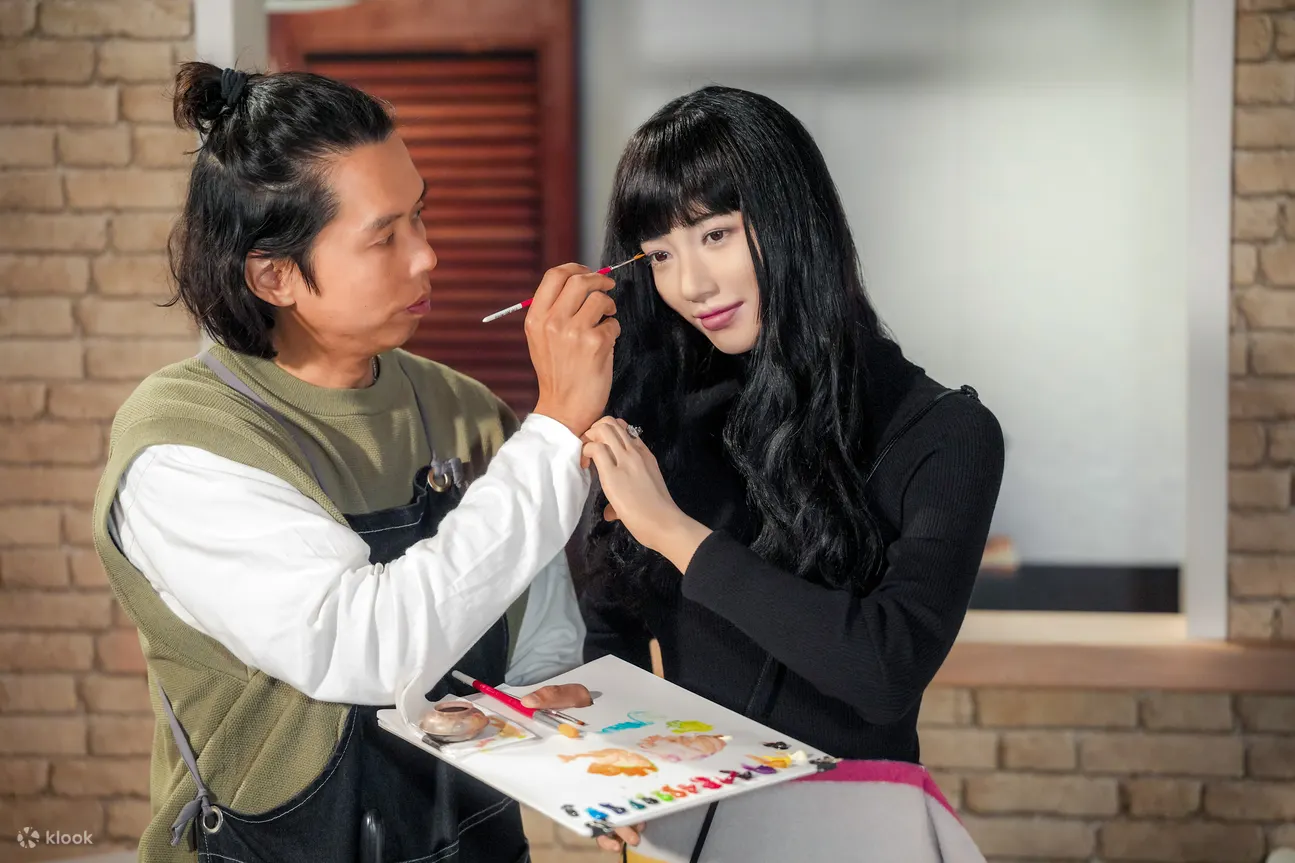 Starting from 26 Feb 2025, “National First Love” Suzy Bae and Charming Kim Woo-bin’s wax figures will be unveiled in stunning new styles, marking the arrival of spring