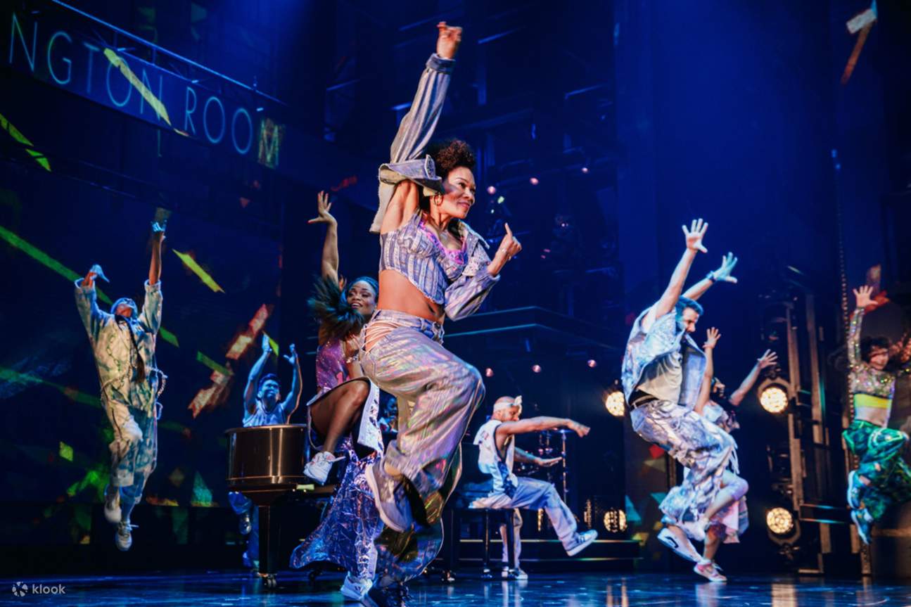 강력한 캐스트가 Alicia Keys의 잊지 못할 음악을 무대 위에서 생생하게 재현합니다.