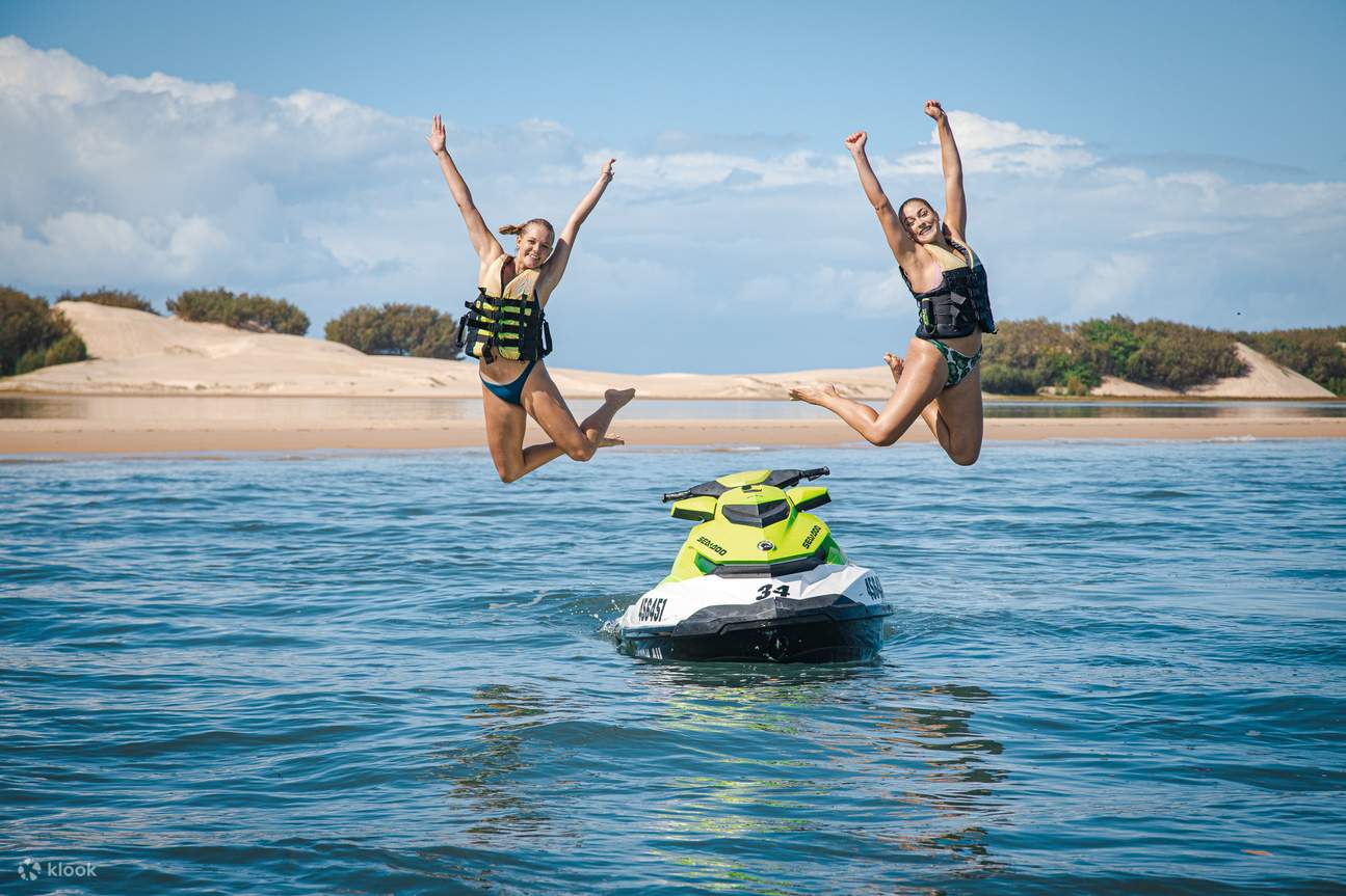 從水上電單車一躍而下