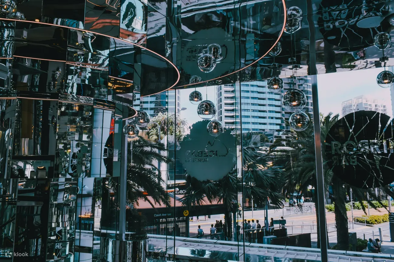 在冲浪者天堂 Mirror Bar Surfers 的倒影中度过一个难忘的夜晚
