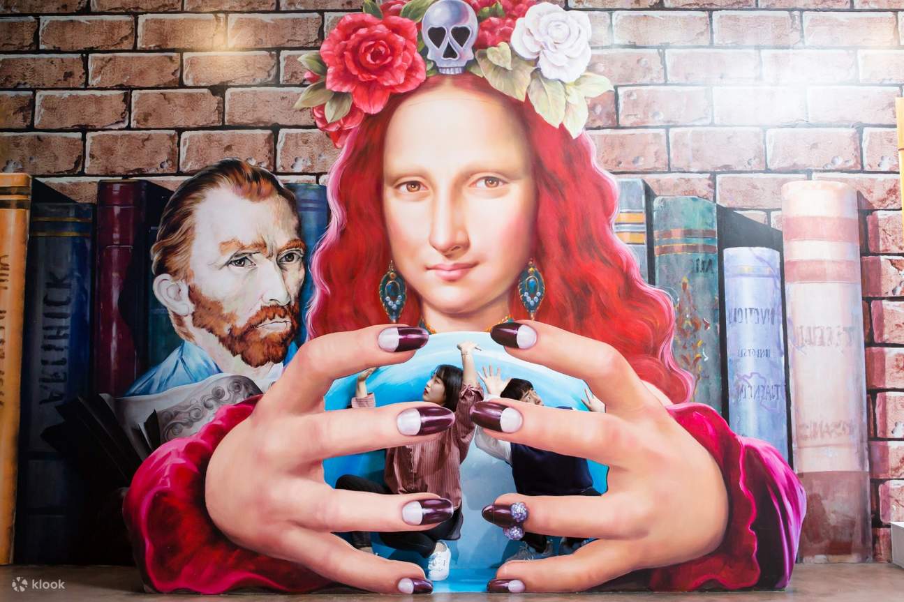 una coppia che posa all'interno di un grande dipinto della Monna Lisa