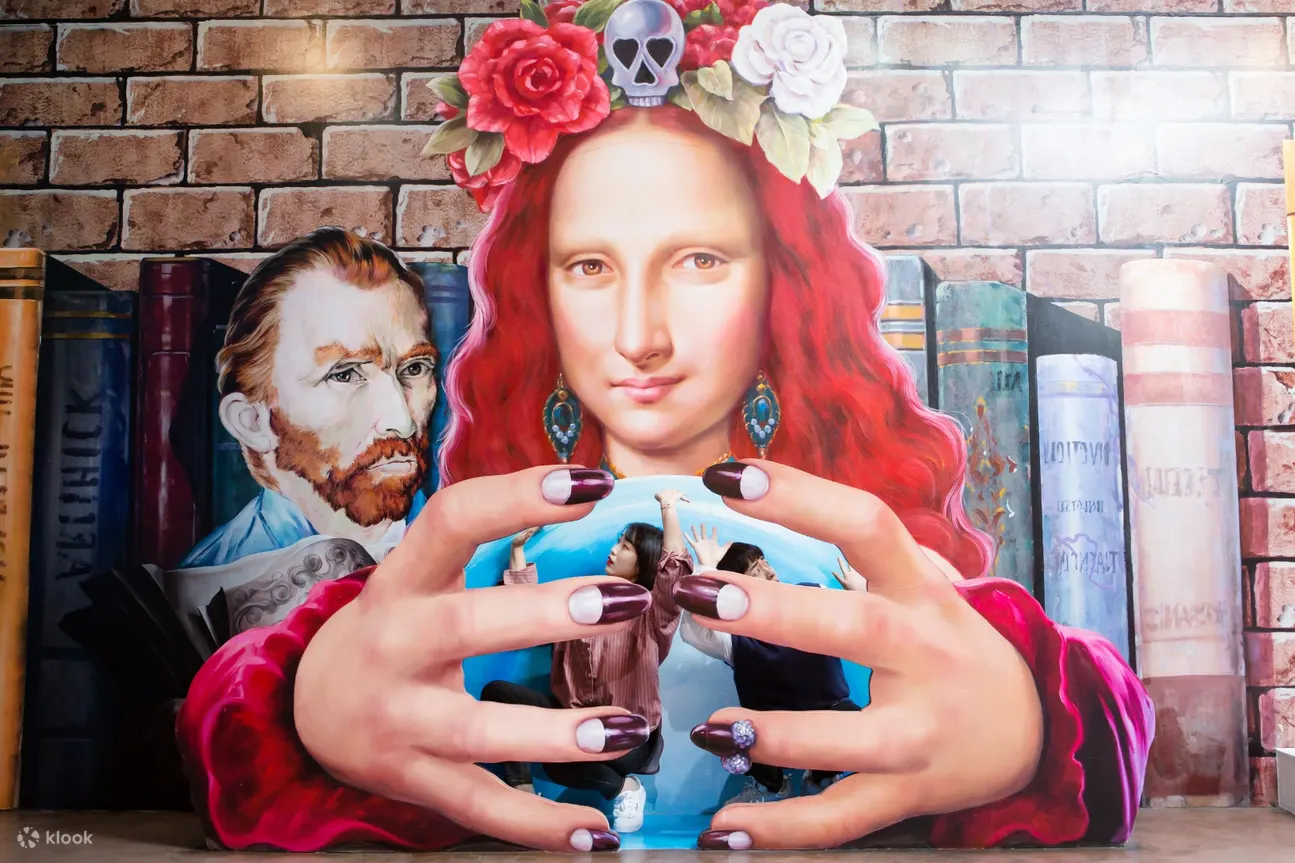 a couple posing inside a large painting of mona lisa