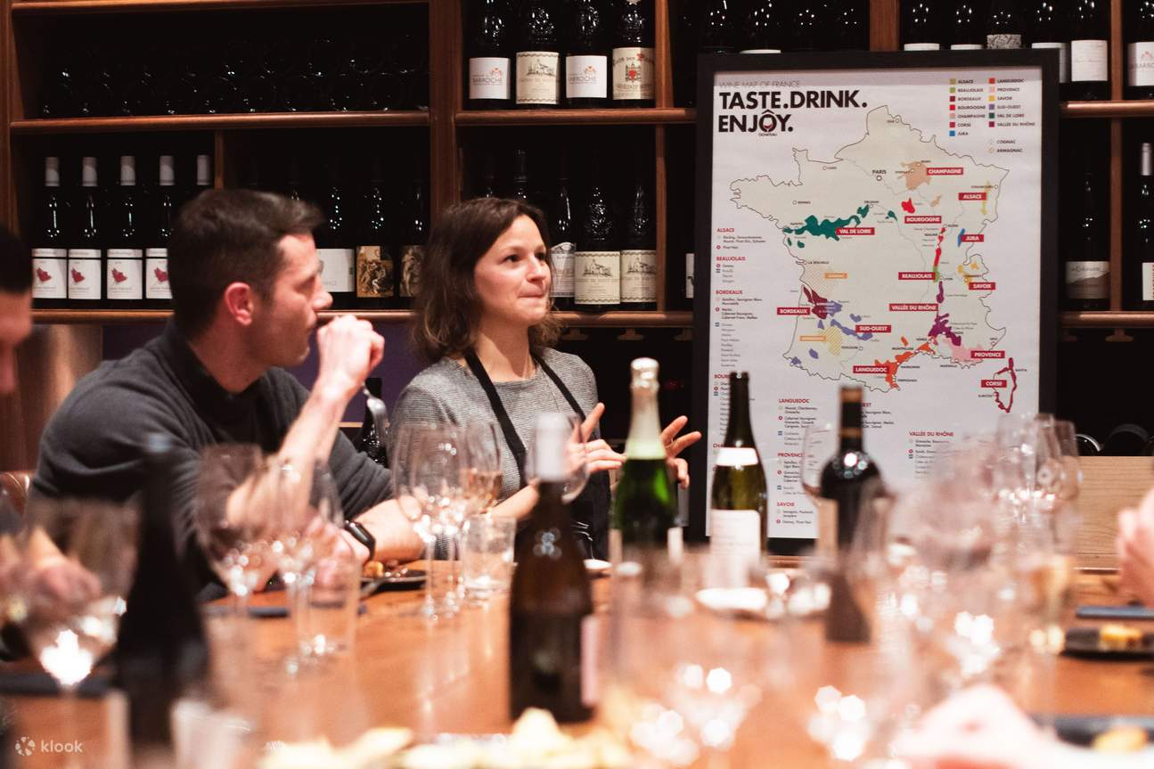 Un sommelier qui explique les différentes régions viticoles