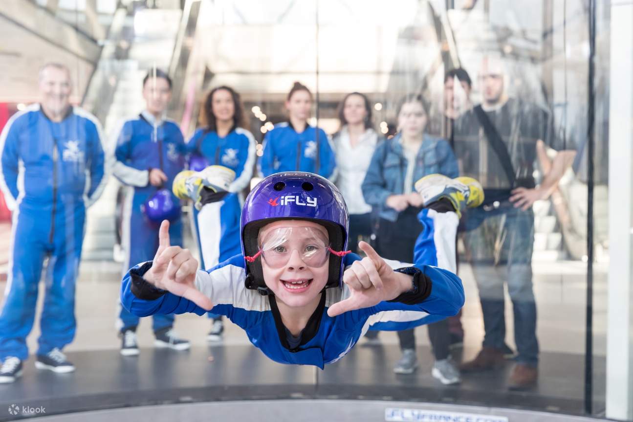 budak lelaki kecil melakukan aktiviti *indoor skydiving* di iFLY