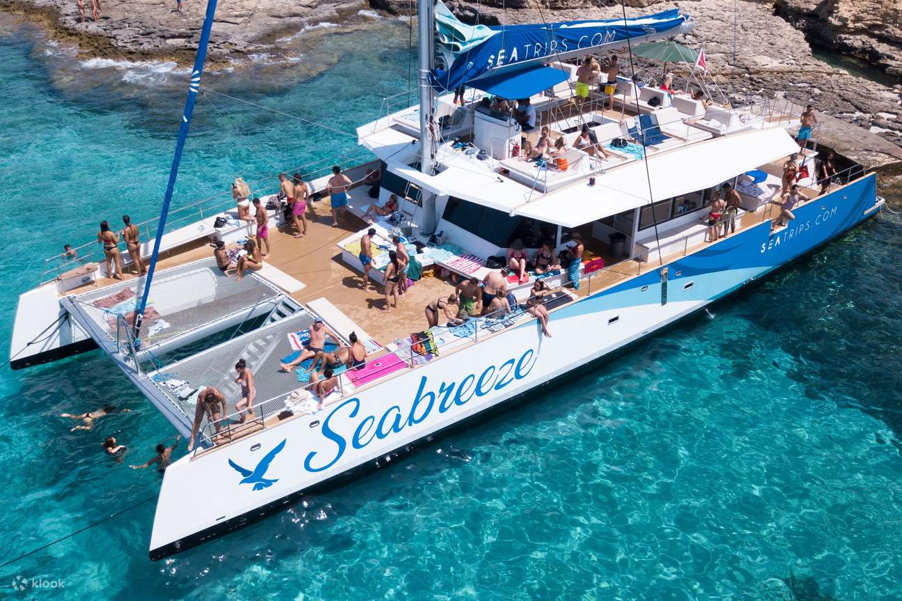 カタマランでくつろぐ人々