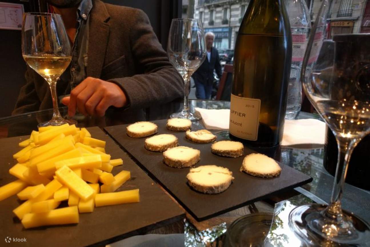 Assaporare l'abbinamento perfetto: vini pregiati e formaggi artigianali a Parigi