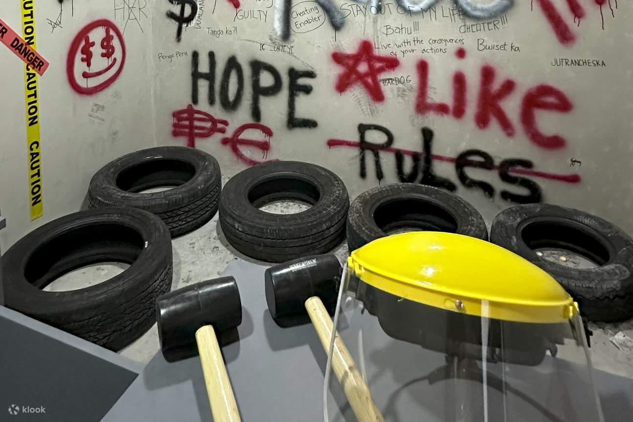 床に置かれたゴムタイヤ、木槌、安全ヘルメット