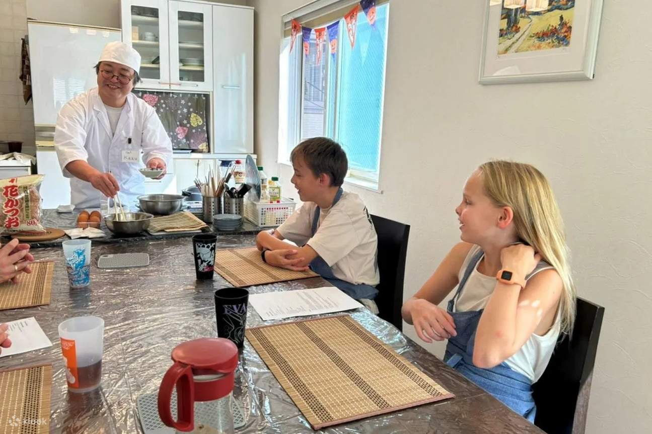 เรียนทำอาหารแบบโฮมเมด: ซูชิโรล ทามาโกะยากิ และทัวร์ตลาดในโตเกียว