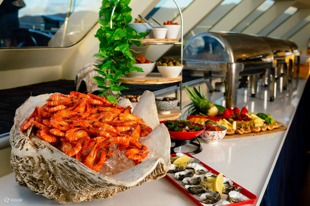 Savourez un buffet varié lors de la croisière-dîner Spirit of Cairns