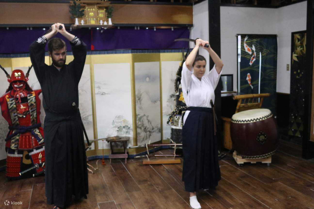 Trải nghiệm cắt kiếm Samurai trong trang phục Samurai gần Lâu đài Osaka