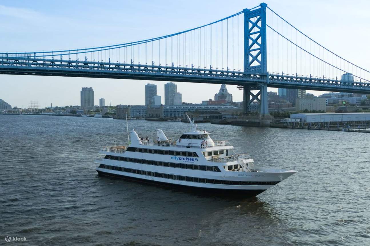 Take in breathtaking river views, with the city’s skyline and landmarks as your backdrop