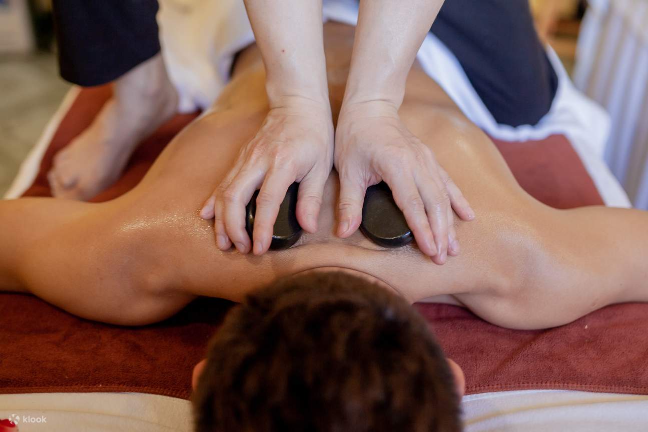 массаж тела горячими камнями