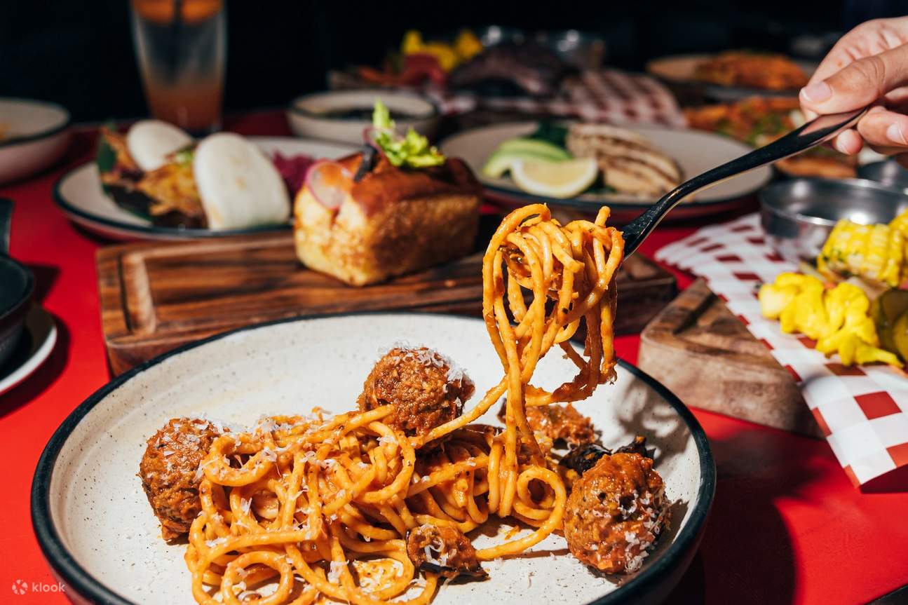 더 키친 테이블(W 방콕)의 팁시 카우