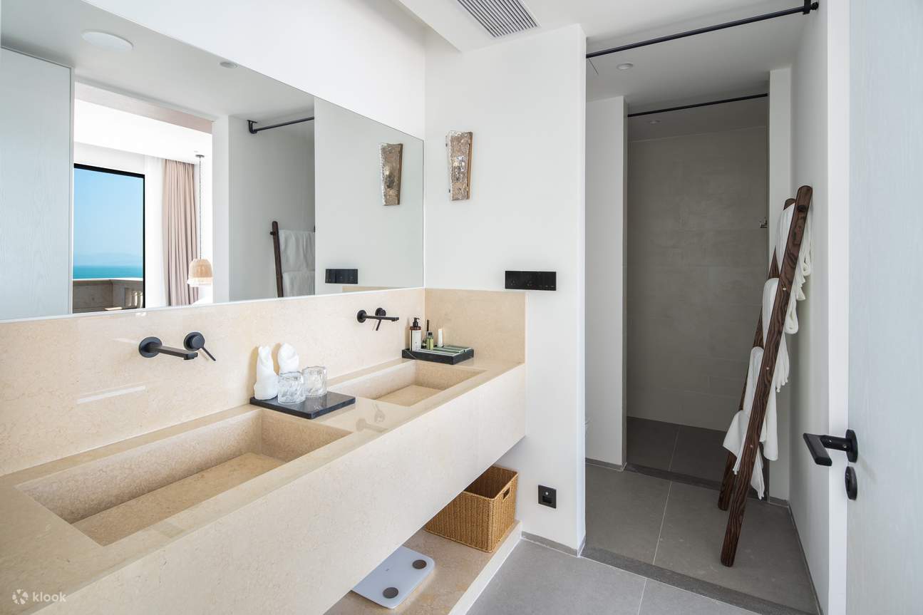 Phòng có giường King có sân hiên và hồ bơi mái vòm