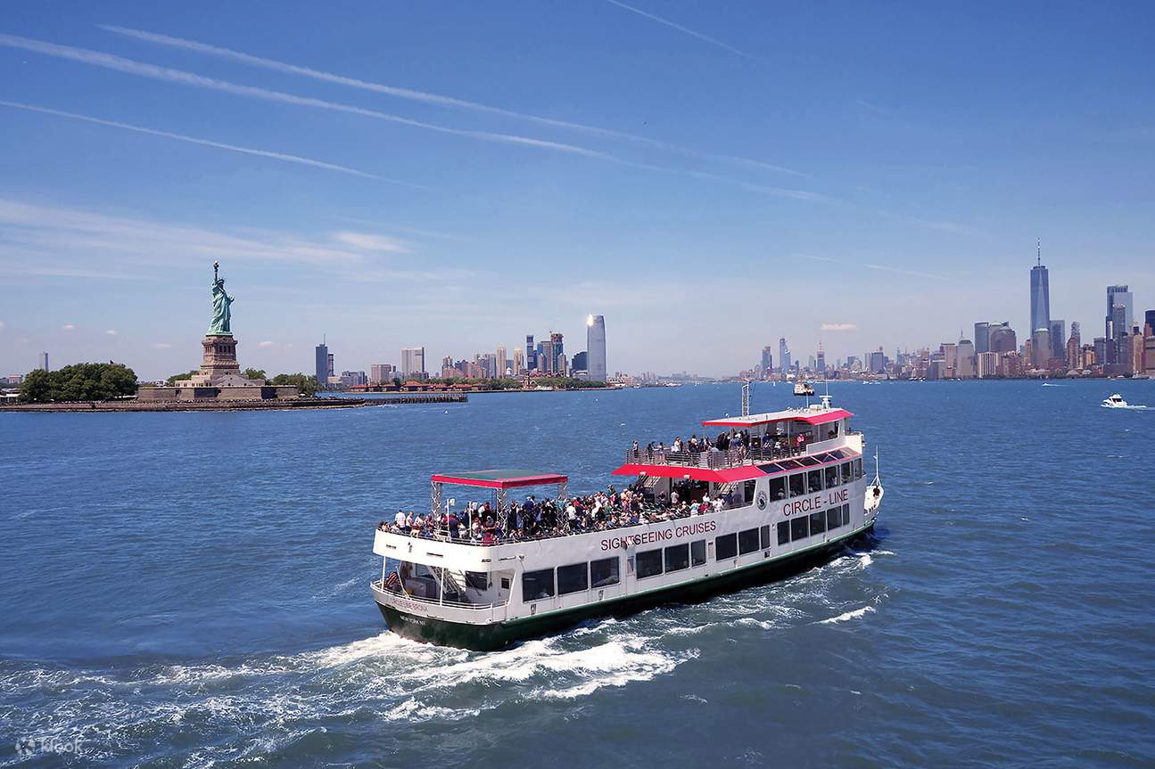 水上から眺めるニューヨークのランドマーク