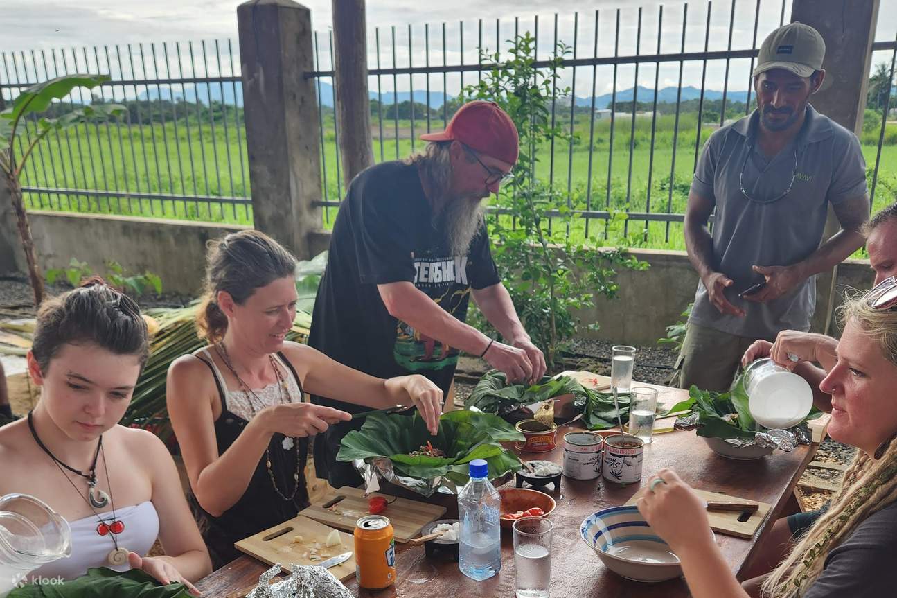Reúnanse para experimentar la preparación de la comida como lo harían en la comunidad fiyiana.