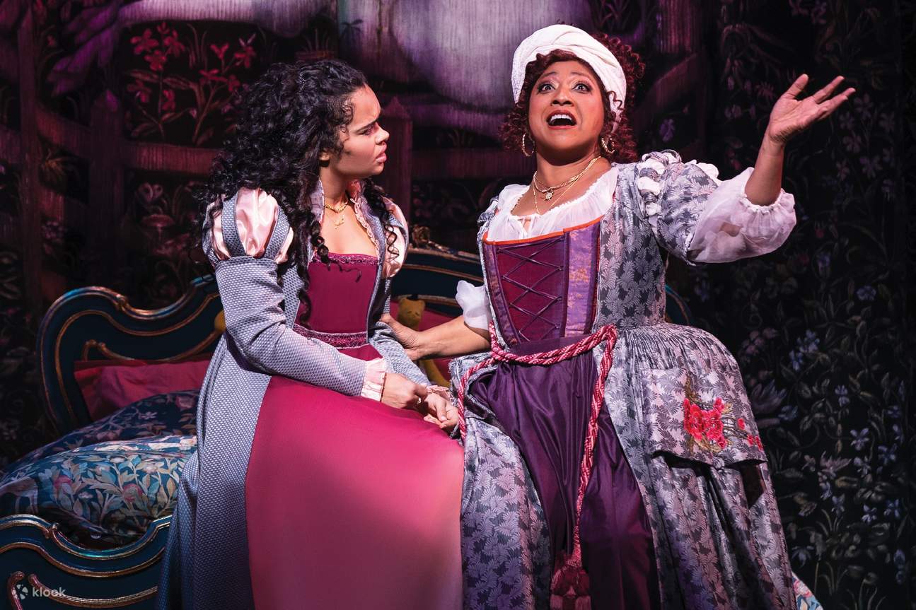 一個女人和一個坐著的女孩說話