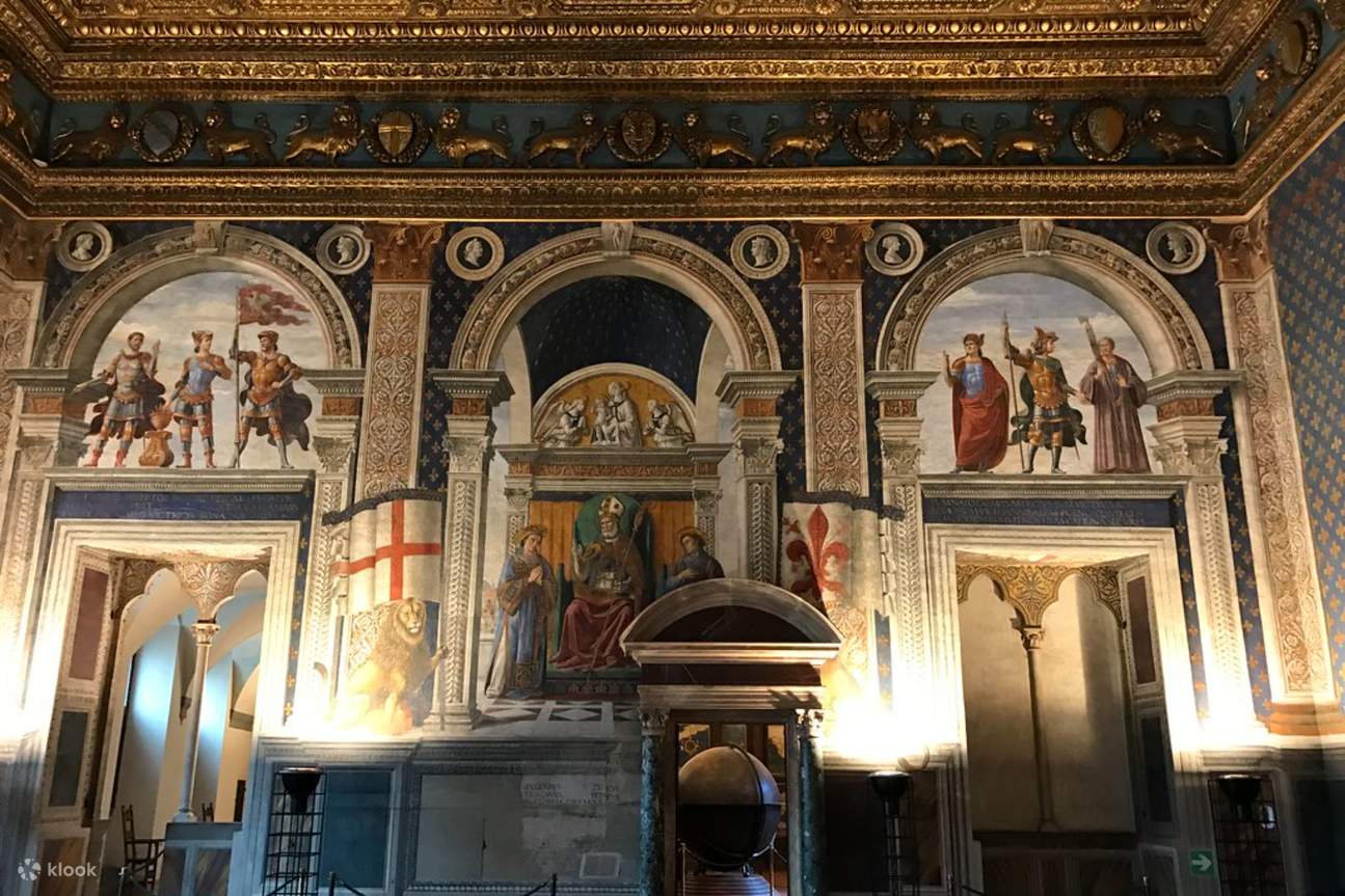 La décoration complexe de la Sala del Gigli à l'intérieur du Palazzo Vecchio présente de magnifiques œuvres d'art de la Renaissance.